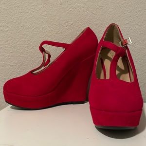 Delicacy red wedge heels never worn size 5,1/2